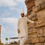 Sherwani White Border 05